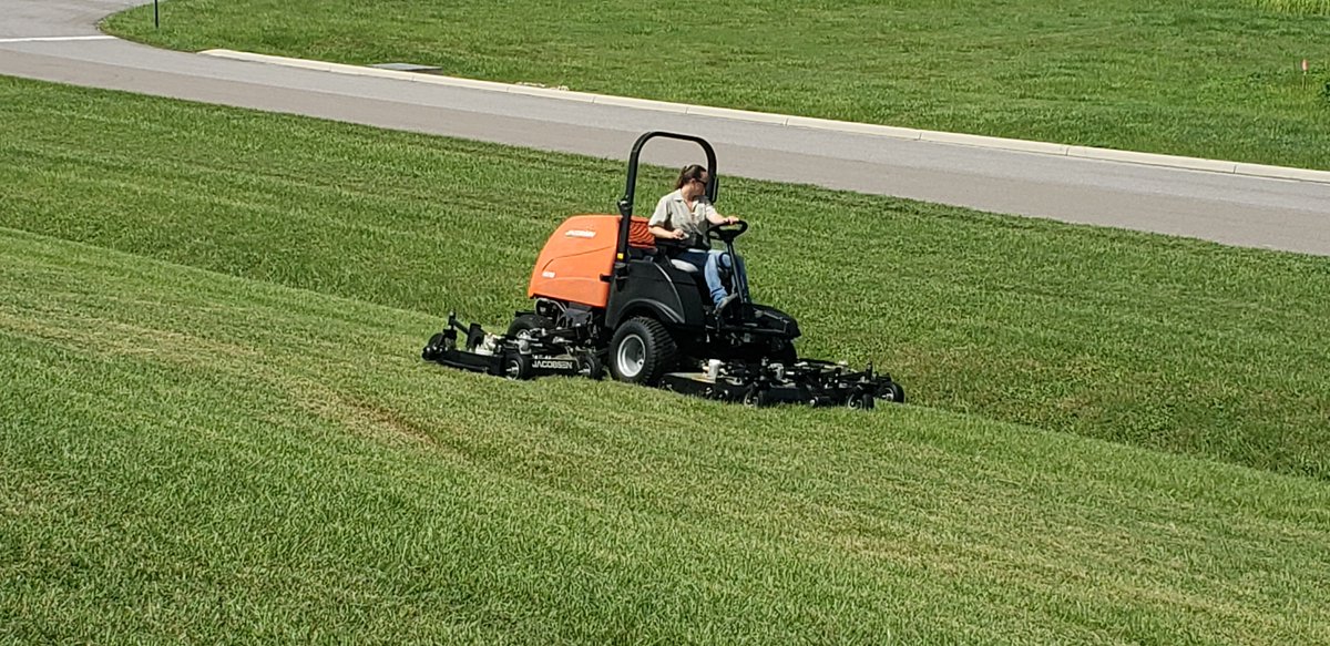 With the ability to mow 25% more turf over your standard 11 ft mower, the Jacobsen HR700 has no rival. Great traction on slopes, a 65 HP engine, 14 ft of cutting width, and the ability to mow with 1, 2, or all three decks, this is the mower to use on your biggest areas. #jacobsen
