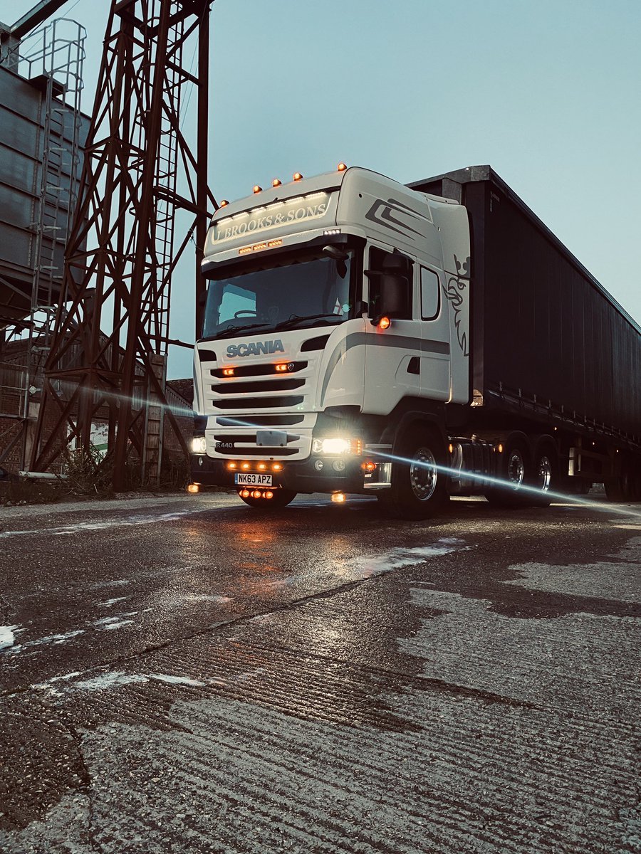 brooksiev8's tweet photo. Evening clean up ready for the week ahead #ownerdriven #roadhaulage #shineon https://t.co/JC51Ita8cW