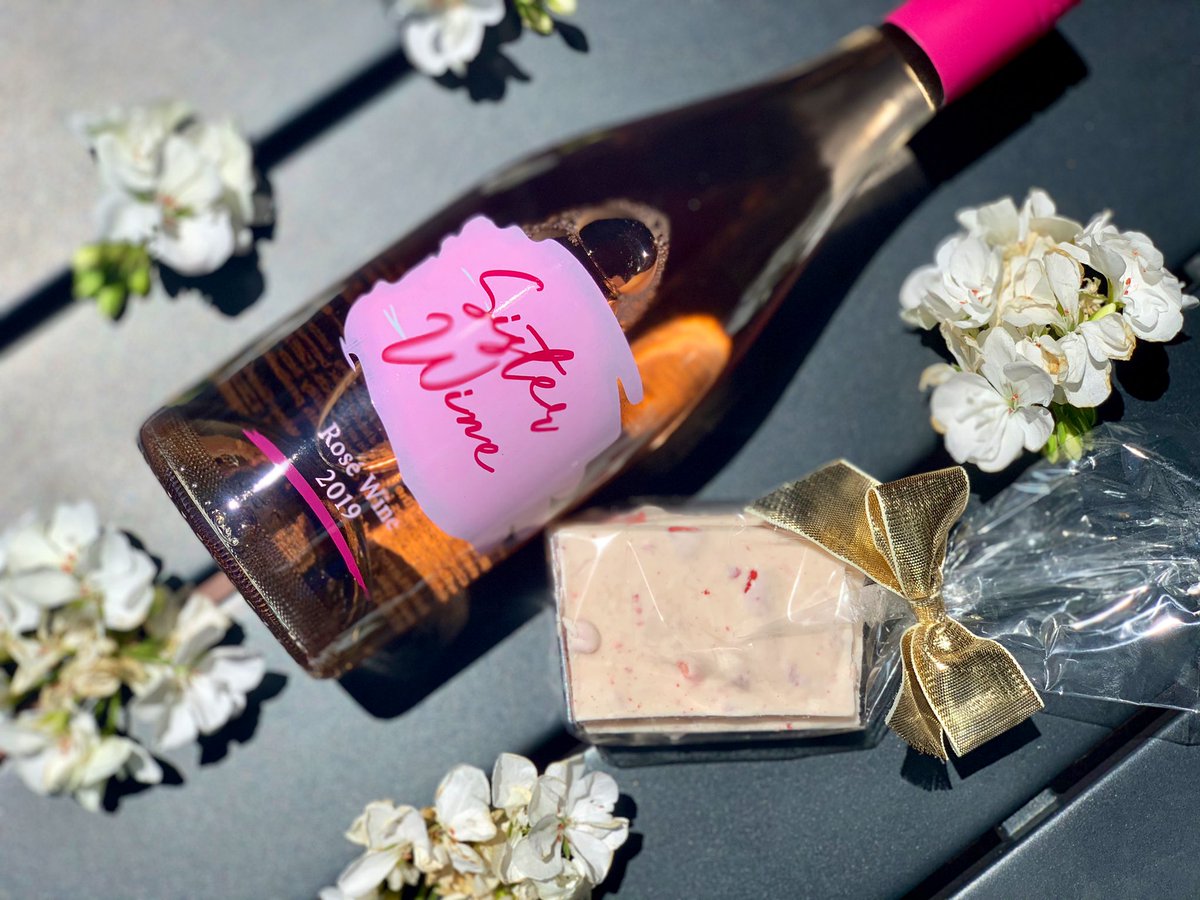 Nothing beats the heat better than a glass of chilled Sister Rosé🍷 It pairs perfectly with our locally made strawberry white chocolate #SisterRosè #VintageSweetShoppe
