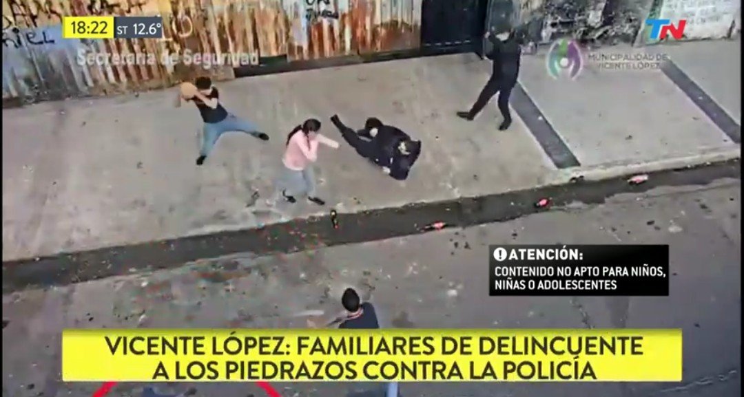 ChauOperetaK's tweet photo. Acaban de linchar y apedrear en el piso a 3 policías que iban a detener a un delincuente en una villa de Vicente López. A ese delincuente y a los violentos LOS QUIERO PRESOS YA. Fin. https://t.co/YQ8O67yk3U