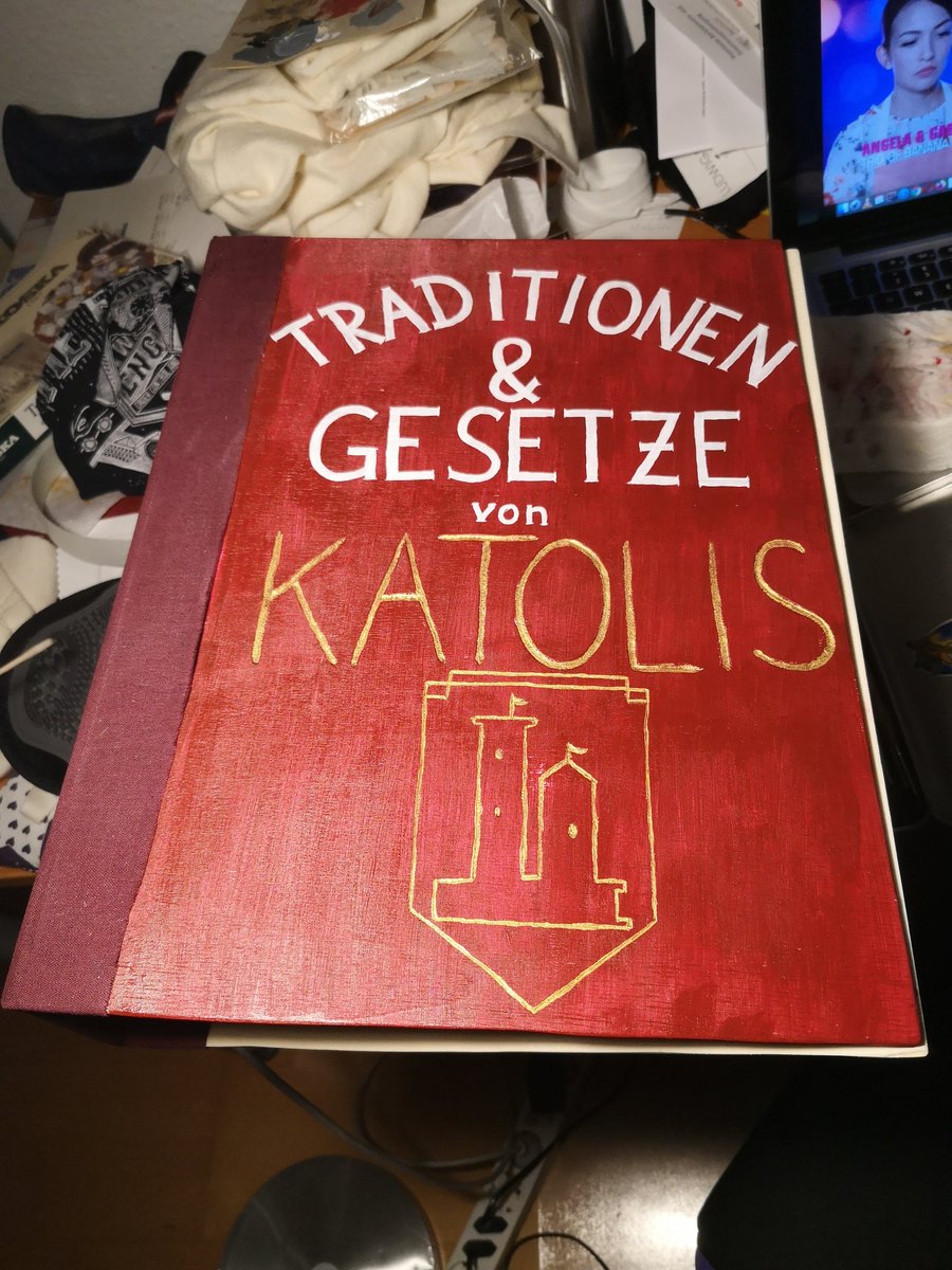 JaneraTiciano's tweet photo. Bemalt! (vorne). Muss dann noch die Seiten malen und dann den Rest noch bemalen, damit es nicht doof aussieht. Ich werde da auch auf Fotos Spaß mit haben! #coswork #Opeli #dcm2020 https://t.co/gaU8E4Ch8m