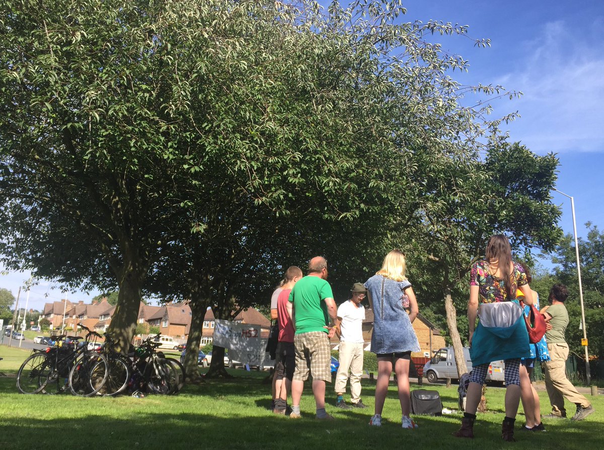 We had lovely day demonstrating #SoundsOfThePlants #PlantConsciousness to the brave #EarthProtectors and #locals at the #StopHS2 event in #Herefield.

Thank you @Hs2Rebellion for everything you are doing; protecting our #ancientwoodlands and our precious #water resources

🙏🌳✨