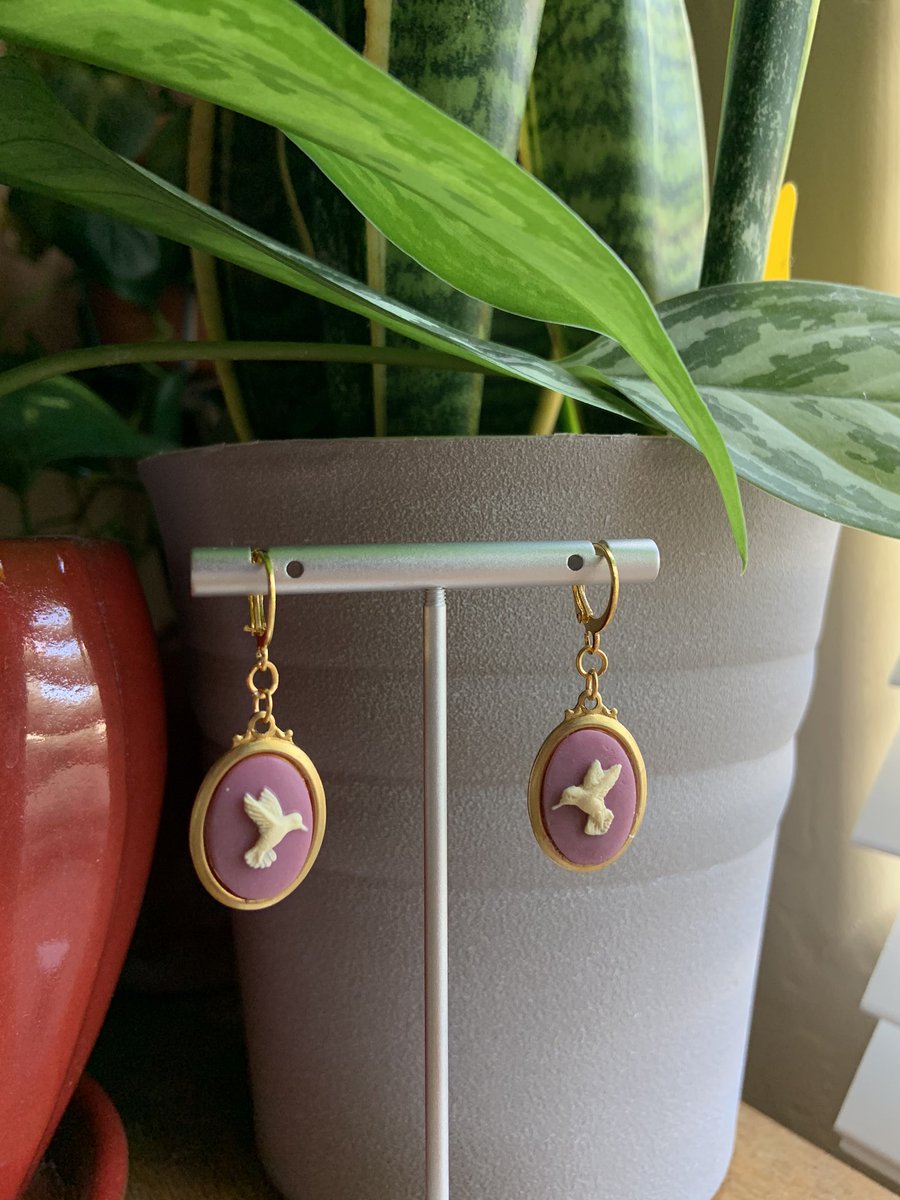 VirgoStellar_co's tweet photo. cameo collar pins and earring set??? https://t.co/Es80CuUKNS