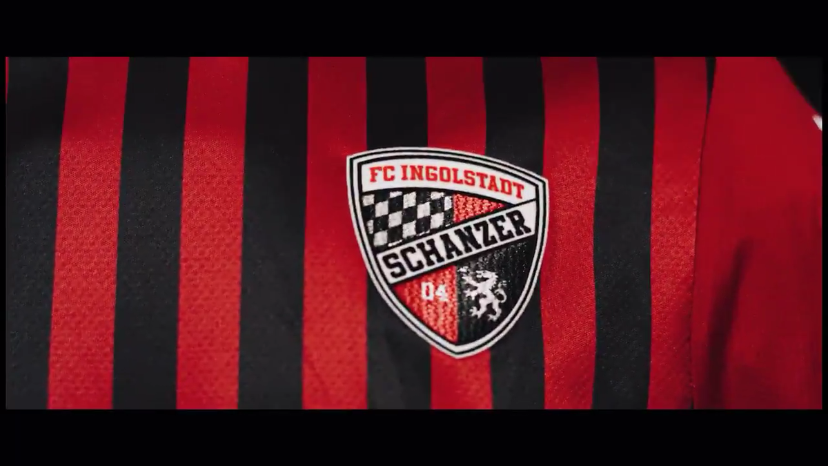 Schanzer_BR's tweet photo. Confere os detalhes dessa camisa espetacular! 🔥❤️🖤 https://t.co/XDHulucpTP