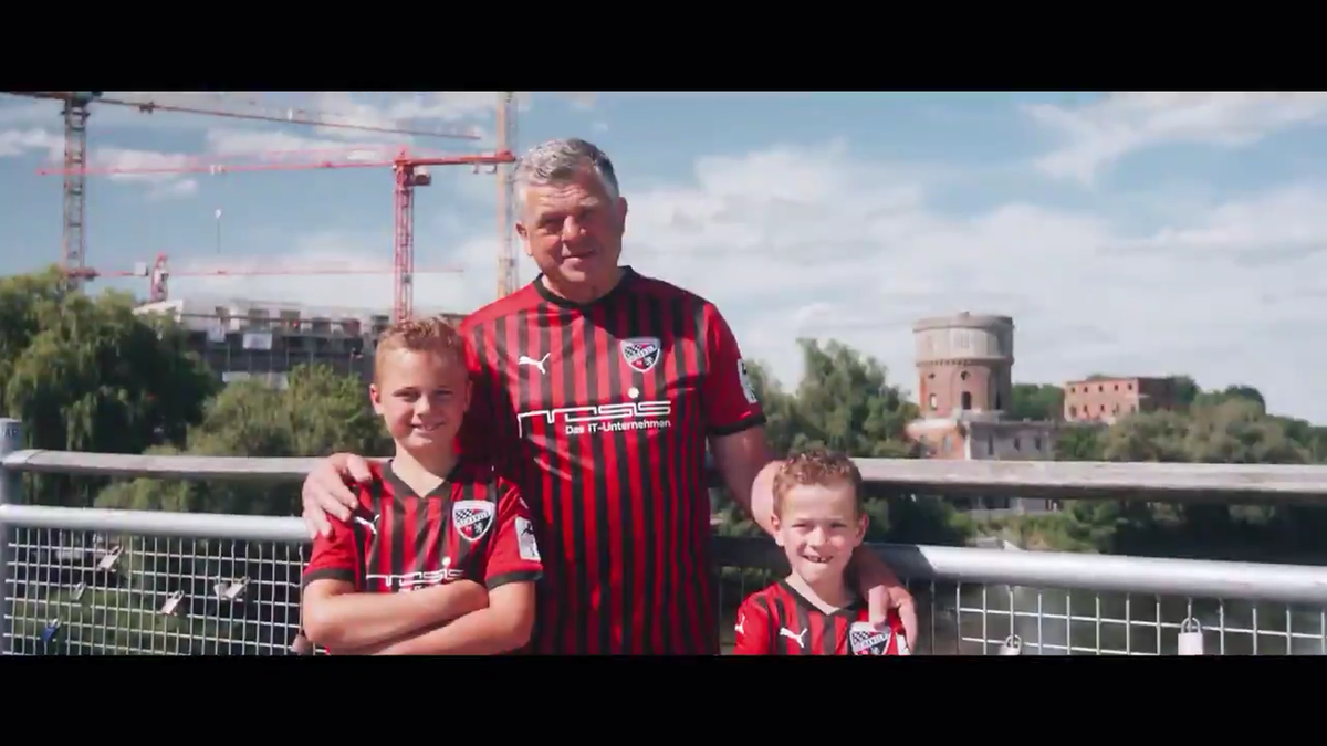 Schanzer_BR's tweet photo. Confere os detalhes dessa camisa espetacular! 🔥❤️🖤 https://t.co/XDHulucpTP