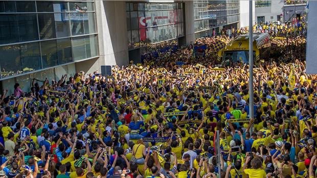 FichajeGoleador's tweet photo. ¡¡OFICIAL!! 

El 🇪🇸 Cádiz CF es nuevo equipo de la 🇪🇸 Liga Santander. El conjunto andaluz regresa a la máxima competición española 15 años después. 

HISTÓRICO 🟡🔵🔝 #LaLiga. https://t.co/vOej0dWQDY