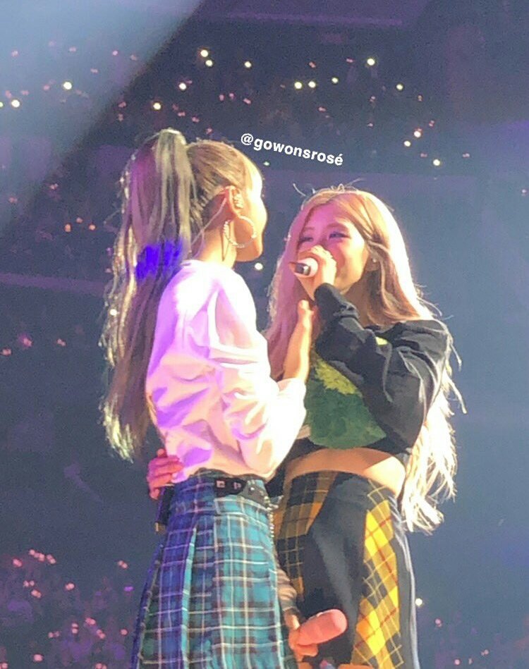 BAEdotPINK's tweet photo. If your telling that Rosé is dating someone drop some receipts okay? Coz i'm telling you, they way she stares at Lisa, NO ONE CAN TOP THAT.  
#CHAELISA https://t.co/BKV8siTfYN