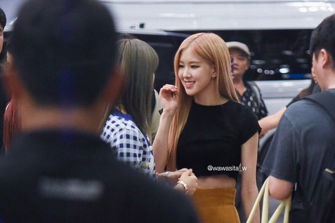 BAEdotPINK's tweet photo. If your telling that Rosé is dating someone drop some receipts okay? Coz i'm telling you, they way she stares at Lisa, NO ONE CAN TOP THAT.  
#CHAELISA https://t.co/BKV8siTfYN
