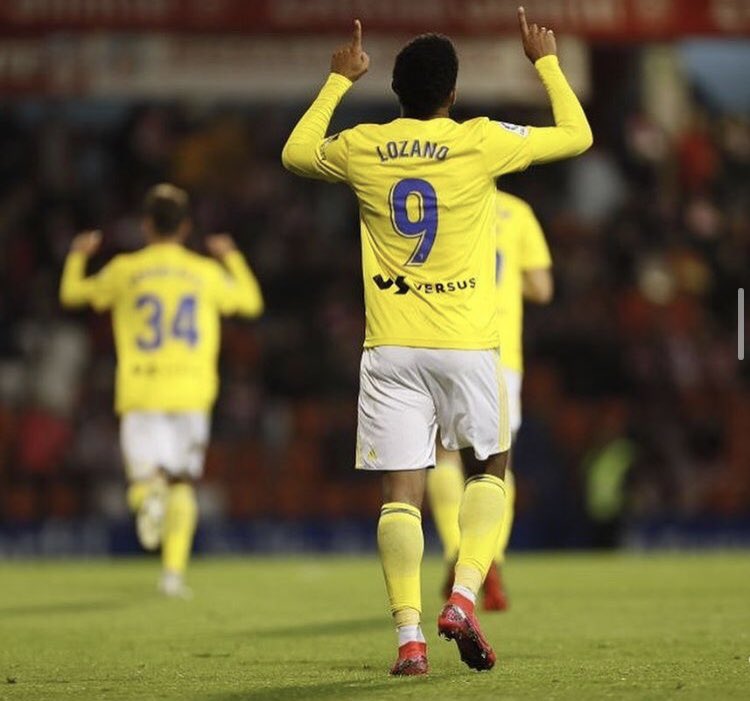 AlvaroDLaRocha's tweet photo. ➔ 10 goles
➔ 2ndo máximo anotador de su club
➔ Si anotó, #Cadiz no perdió
➔ 4 goles en últ 6 partidos
➔ Punteros
➔ Ascenso después de 14 años

Se lo merece. Lo han ninguneado, insultado y menospreciado. Hoy es de Primera.

Están los que hablan, y están los que hacen. 🇭🇳🔵🟡 https://t.co/M6ka51Uk4x