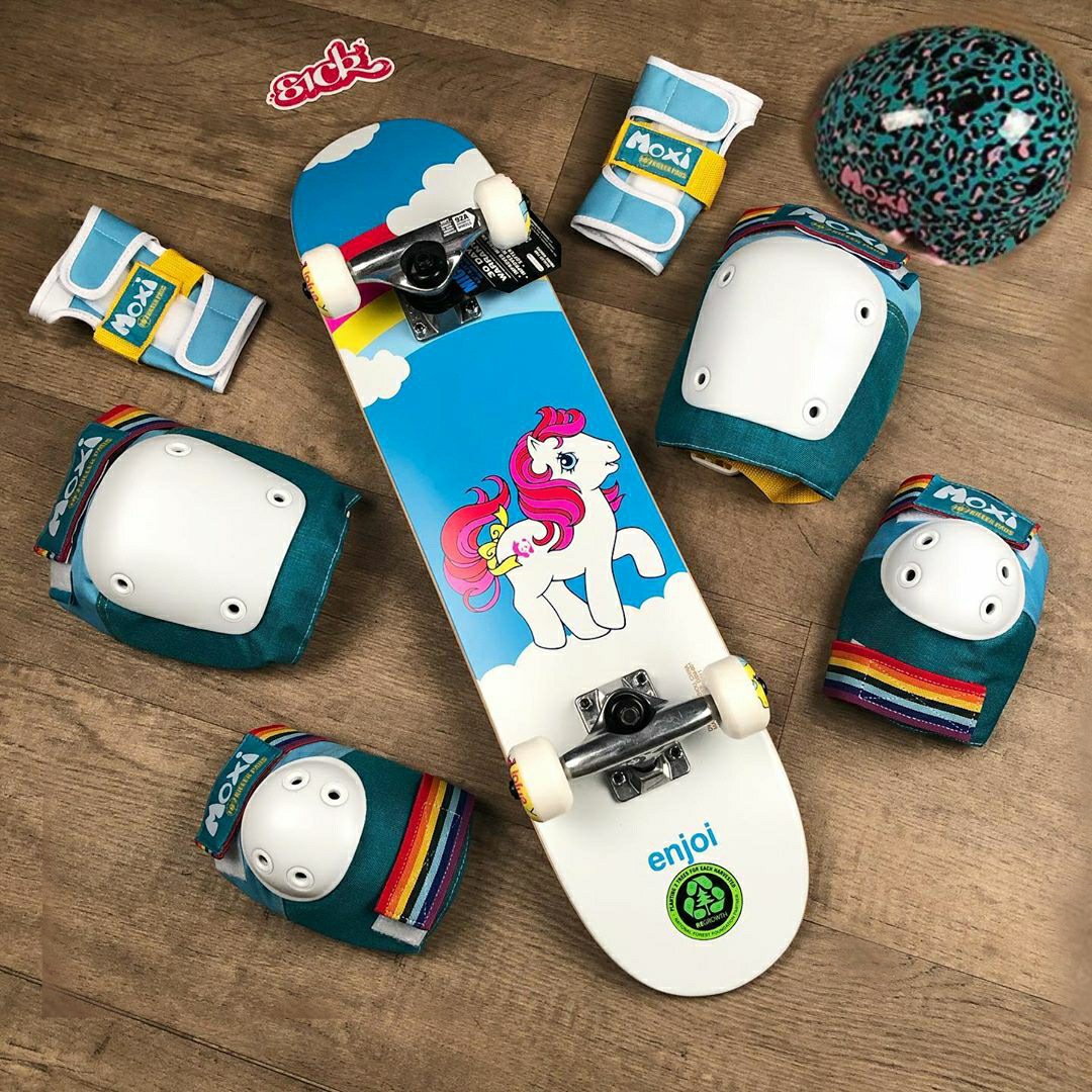 Indie8D's tweet photo. #FiestaNym

-Indie por supuesto está en la fiesta de Nym, por ahí perdida, y este es su magnífico regalo para la pequeña como su buena mami skater que será porque Teddy le dió permiso.- https://t.co/5MsxrWy2yw