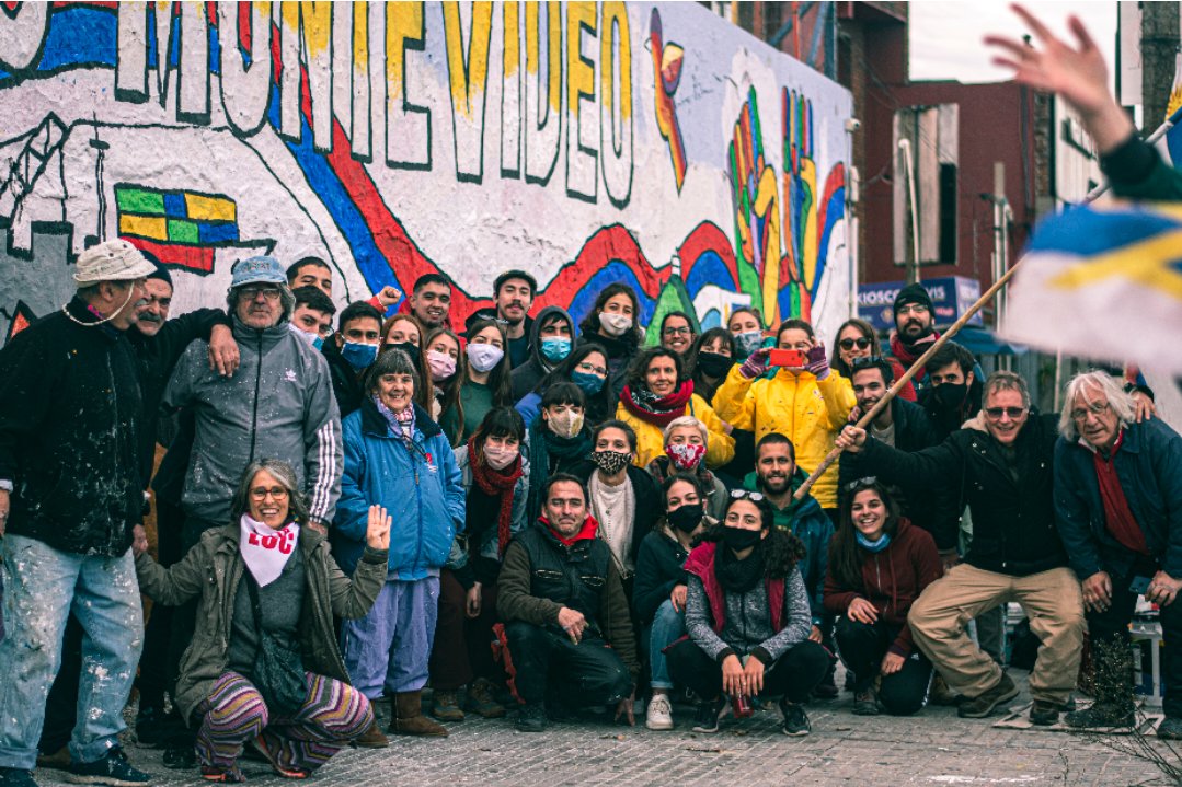JfaEste's tweet photo. Parte de todas las personas que ayudaron en esta hermosa jornada.
Muchas gracias a todos/as los/as que se arrimaron a pintar este hermoso mural.
Fue una jornada larga pero llena de alegría y entusiasmo.
Que no se detenga esa alegría
¡Vamos por más Montevideo PARA TODOS Y TODAS! https://t.co/JBNSmm1sBb