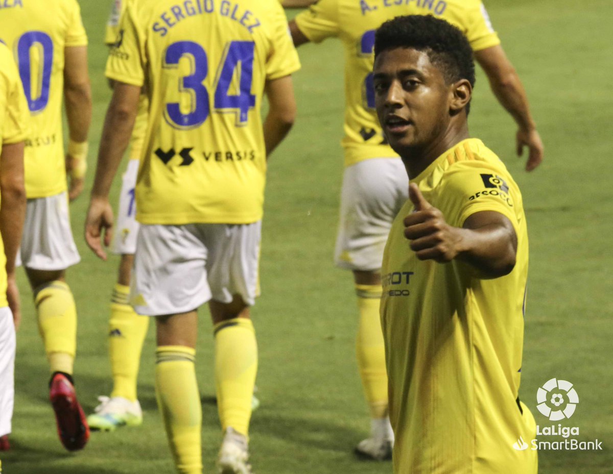 LaLiga's tweet photo. 👍🔝⚽ ¡Una de 'CHOCO' y una de ASCENSO para el @Cadiz_CF! 

#LaLigaSantander https://t.co/8JsrbhEIWj