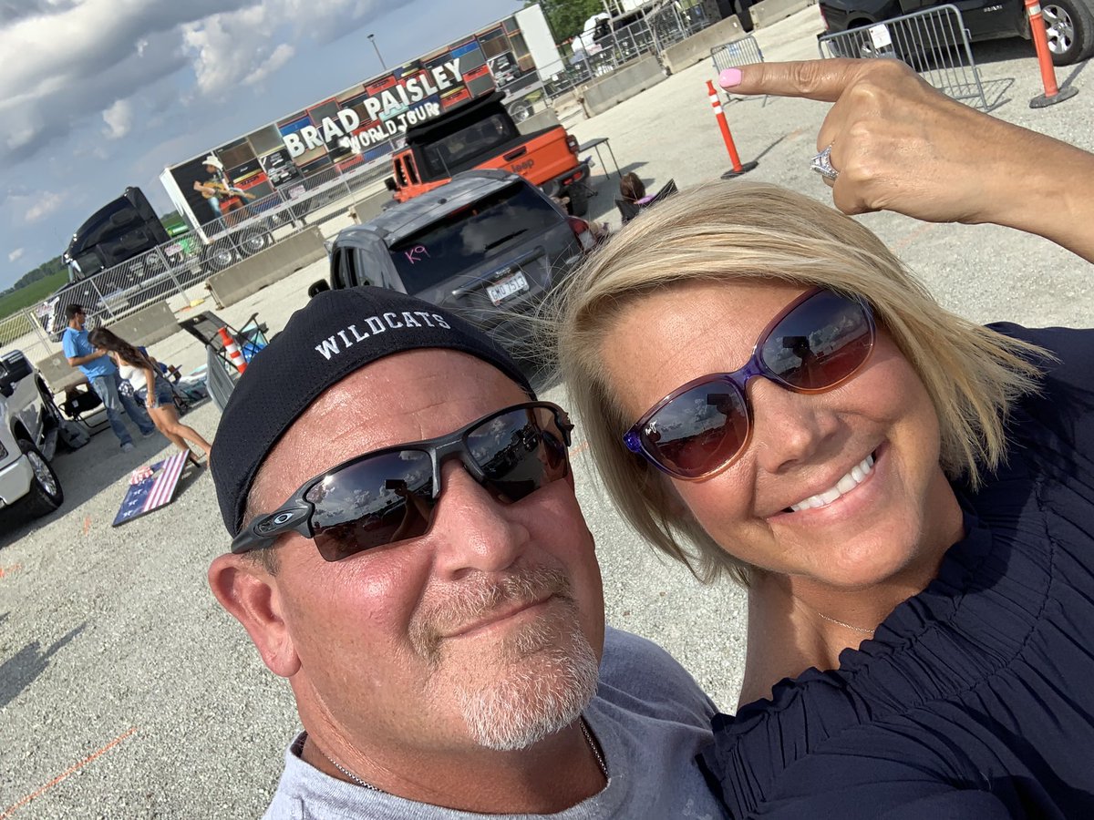 TonyaHare202's tweet photo. Now my summer is complete! Thank you Brad Paisley for this concert! You’ve made this Kentucky 5th Grade Teacher and her hubby’s summer!! #liveatthedrivein @BradPaisley https://t.co/kZGQMYjJsn