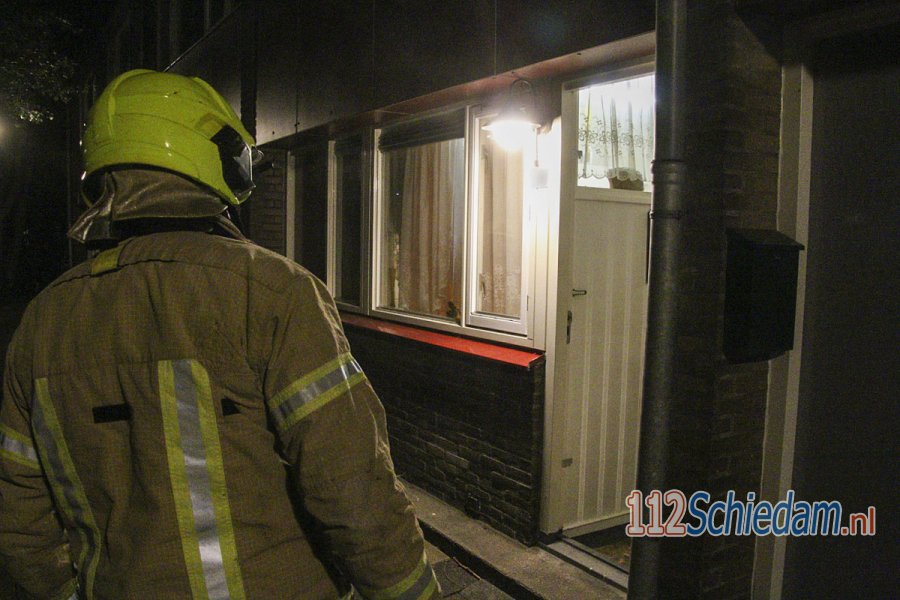 Vrouw redt buurman (95) uit woning vol rook in #Vlaardingen. 112Schiedam.