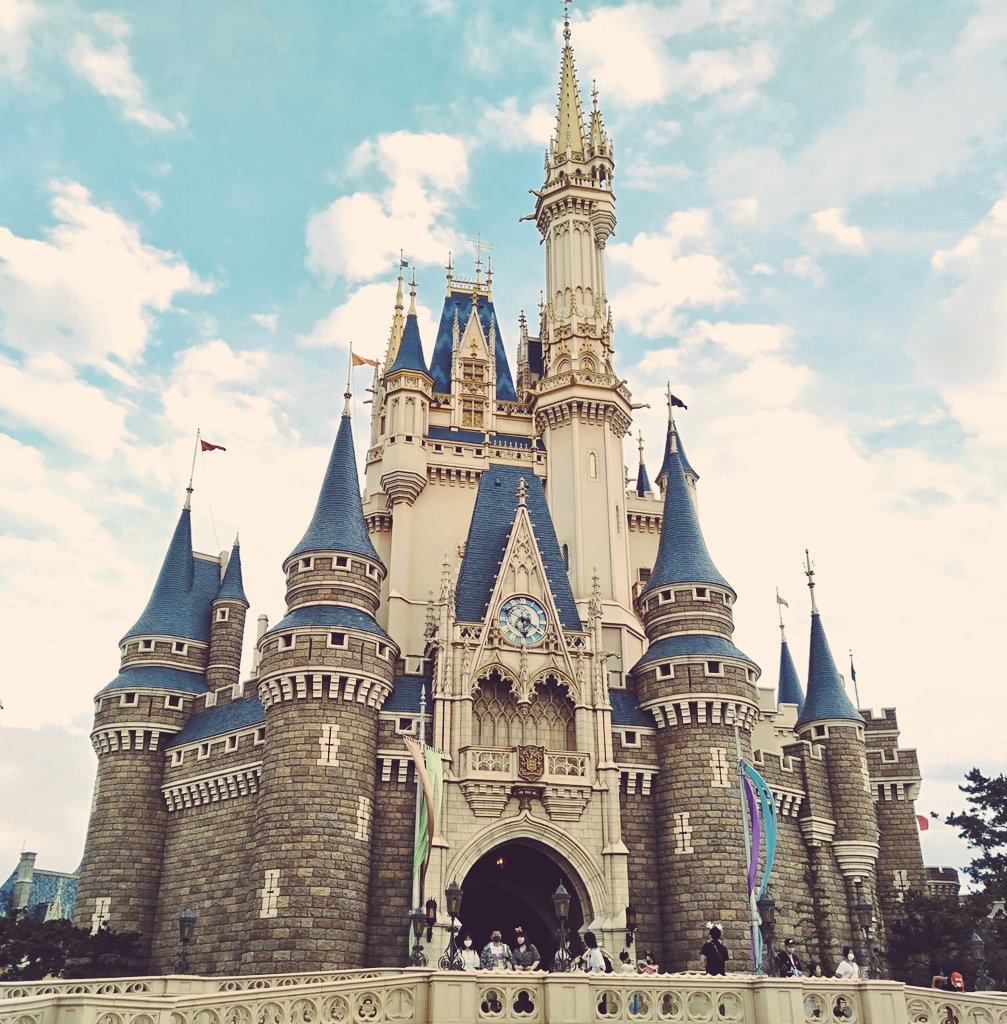 layla_to's tweet photo. 昨日はめちゃめちゃ久しぶりにディズニーランドへ🏰
ミッキー生きとった〜!!!←当たり前
思わずウルウルしたわ🤣
来年3月までシーズンイベントの中止決まってるけど……早くパレードやショーが再開する事を祈る🙏 https://t.co/IN2jmj2pau