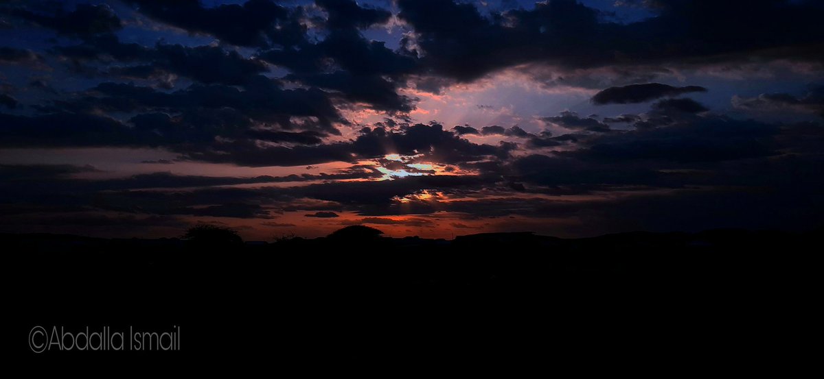 Sunset And Cloud's 
#Qorraxdhac #LA #lovesunset #qurruxdadalkeena #Laascaanood #phonegraphy #photooftheday #NaturePhotography