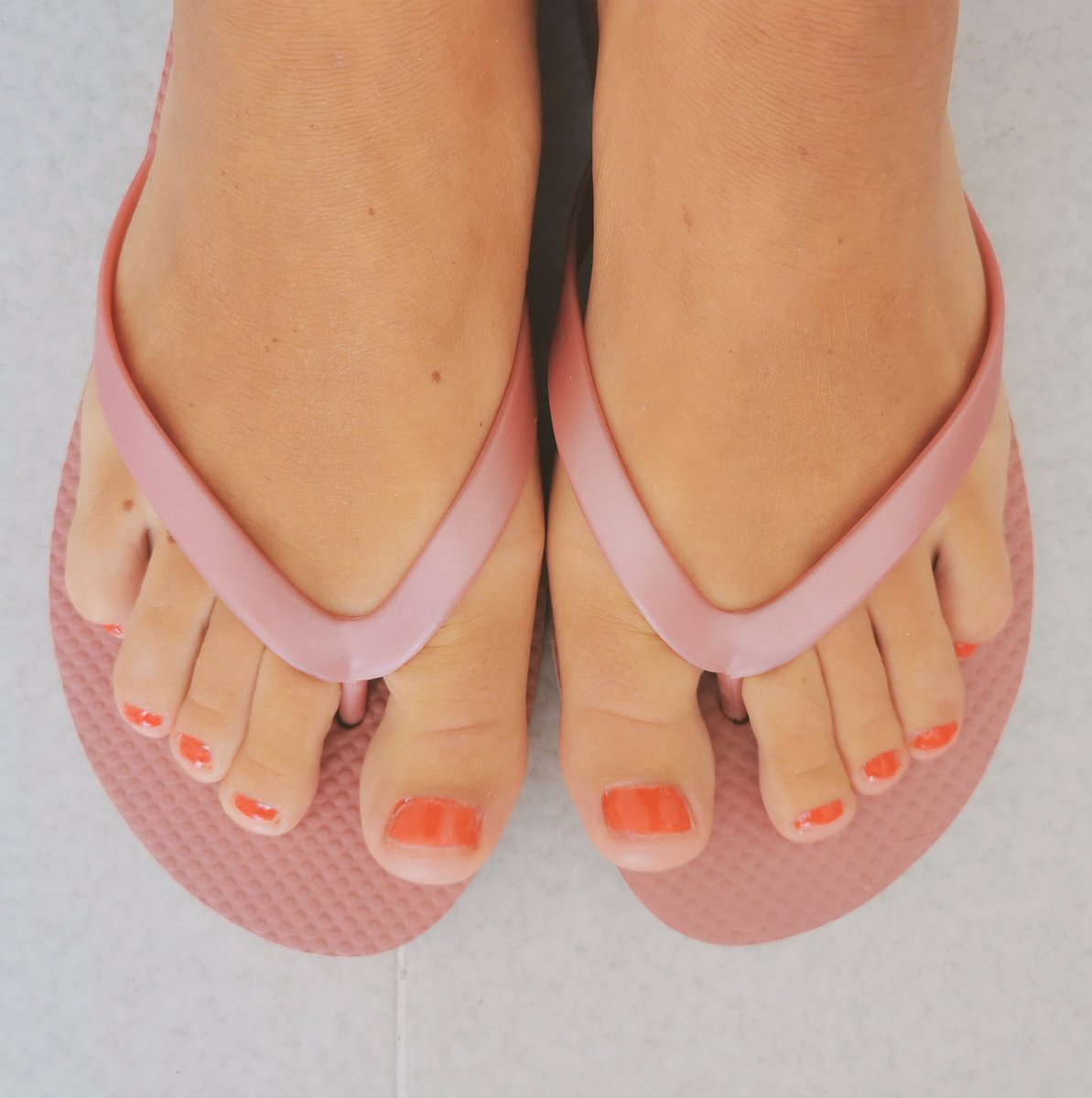 Alice59370623's tweet photo. Finally made a feet appreciation Twitter 🙏 prepare for a picspam 😜 Today a casual flip flop day for me, summer is my fav season. What's yours?  #feet #cutefeet #FOOTFETİSH #footqueen #footfetishbabe #footgirl #footgoddess #footfetishmodel #flipflops  #redpedicure #足フェテ #足 https://t.co/fitb6jNERu