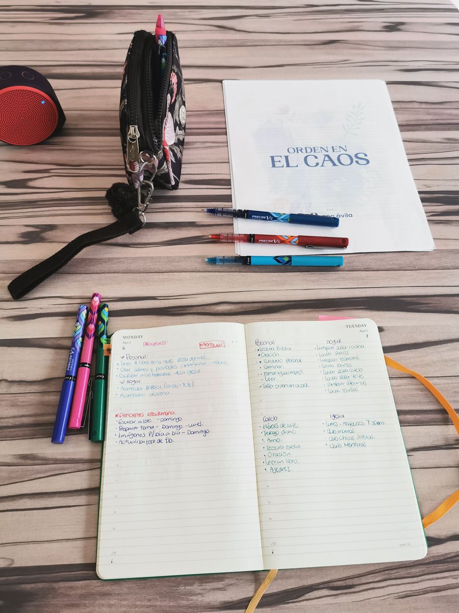 YeyeCV's tweet photo. Llegué a la conclusión de que lo mío es el papel y lápiz #Moleskine #PreciseV5  😂 ...neutralizando y preparando todo para esta semana 🙌🏼📝
Poniendo en práctica lo aprendido de la mejor maestra @anaavilaosuna https://t.co/gKpqkUG2d8