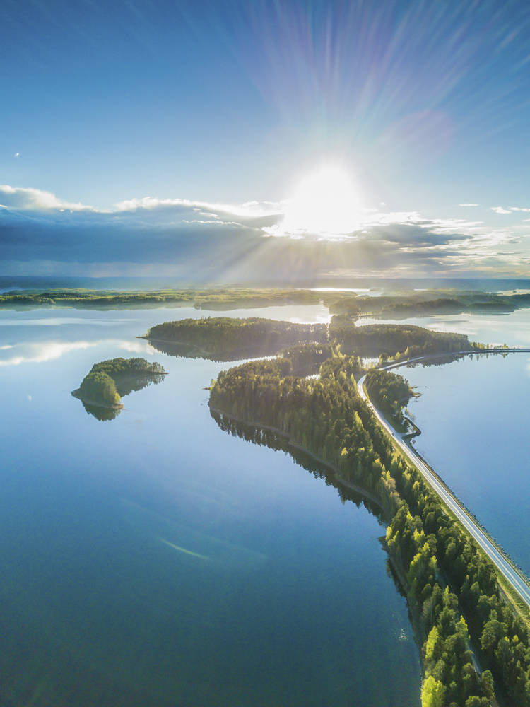 フィンランド政府観光局 フィンランド には 1000の湖のある国 というニックネームがありますが それはあまりに控えめです ヘルシンキ首都圏地域からラップランドのイナリに至るまで フィンランドにはなんと1 000もの湖があるのです 詳しくはこちらで