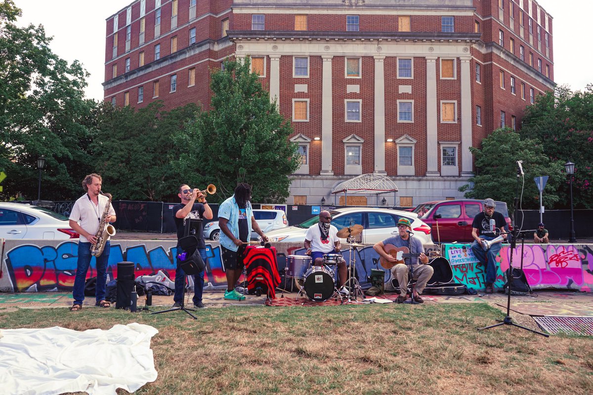 SerpaLerpa's tweet photo. Caught @mikrowavesRIC playing at MDP Circle today. It was so lovely to hear live music. ❤️ #rva https://t.co/xntflLCdFj
