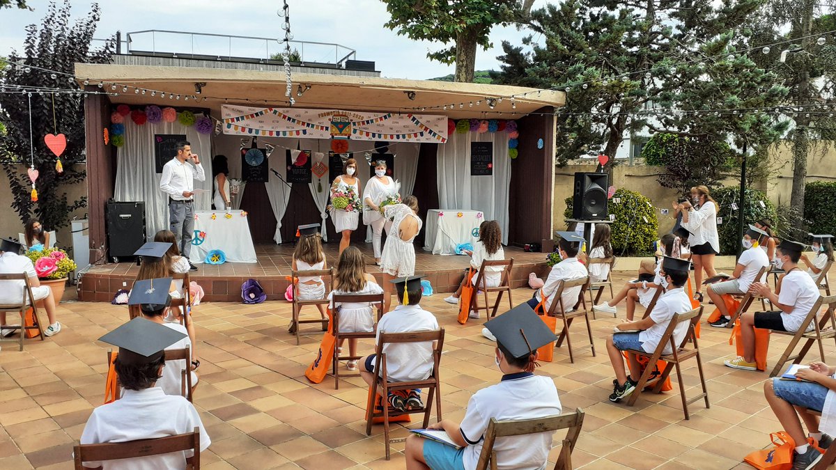 escolalesfonts's tweet photo. Molt contents d'haver-nos retrobat pel #Comiat dels nostres alumnes de #6è. Gràcies per aquest acte tan bonic i emotiu.🎓 Us desitgem molta sort en aquesta nova etapa que esteu a punt de començar!🍀 Sempre us portarem al nostre cor! ❤#Promocio2020 @escolalesfonts #Argentona https://t.co/1W2HIPtBNN