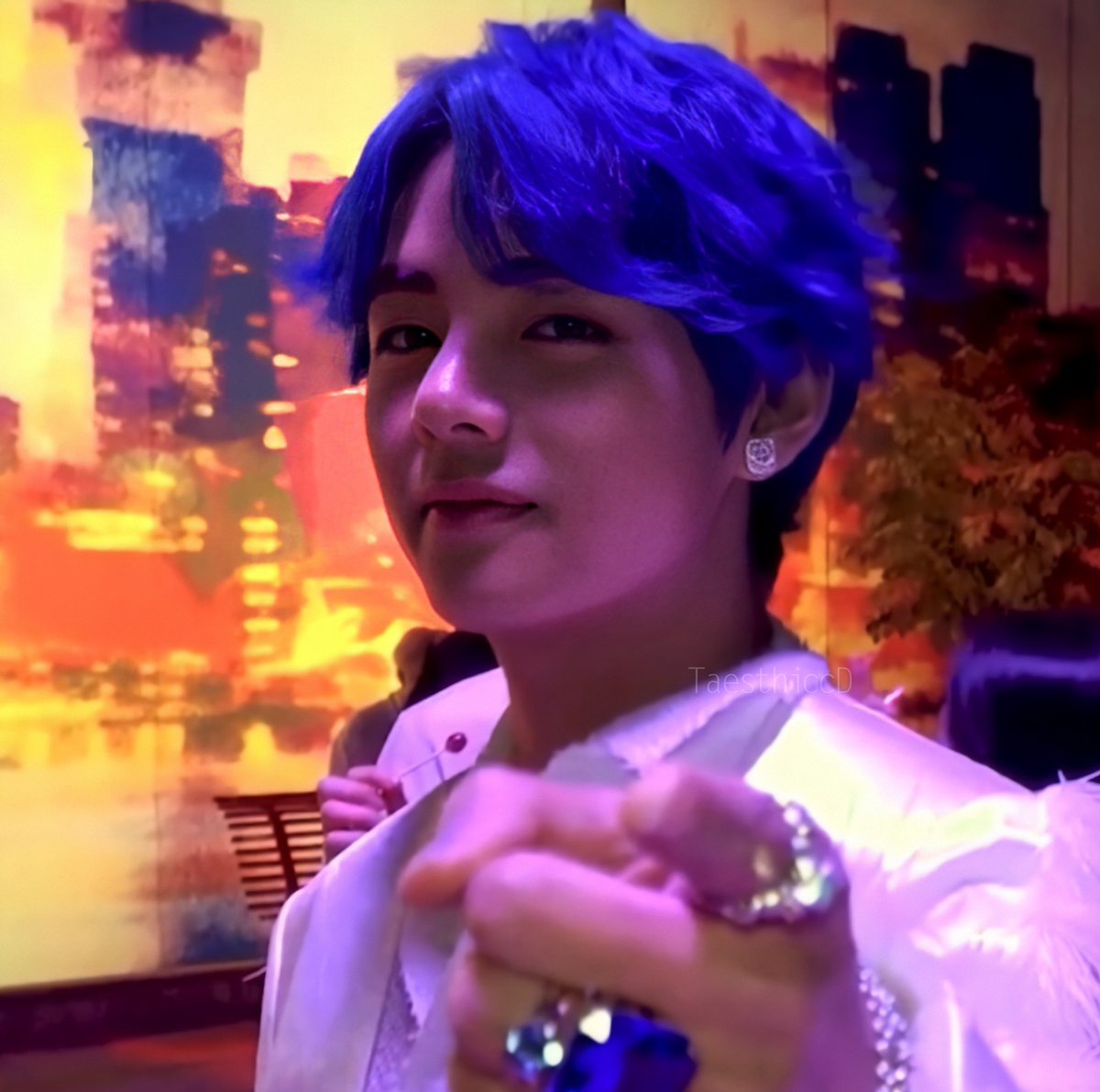 TTDTHV's tweet photo. 👑🥳king Taehyung 🥳👑
#InnerChild60개국1위 #OnlyArtistTaehyung
#TaehyungWorldDomination 
#ChartBusterV 
#TAEHYUNG 
@BTS_twt https://t.co/nU6krxHBRO