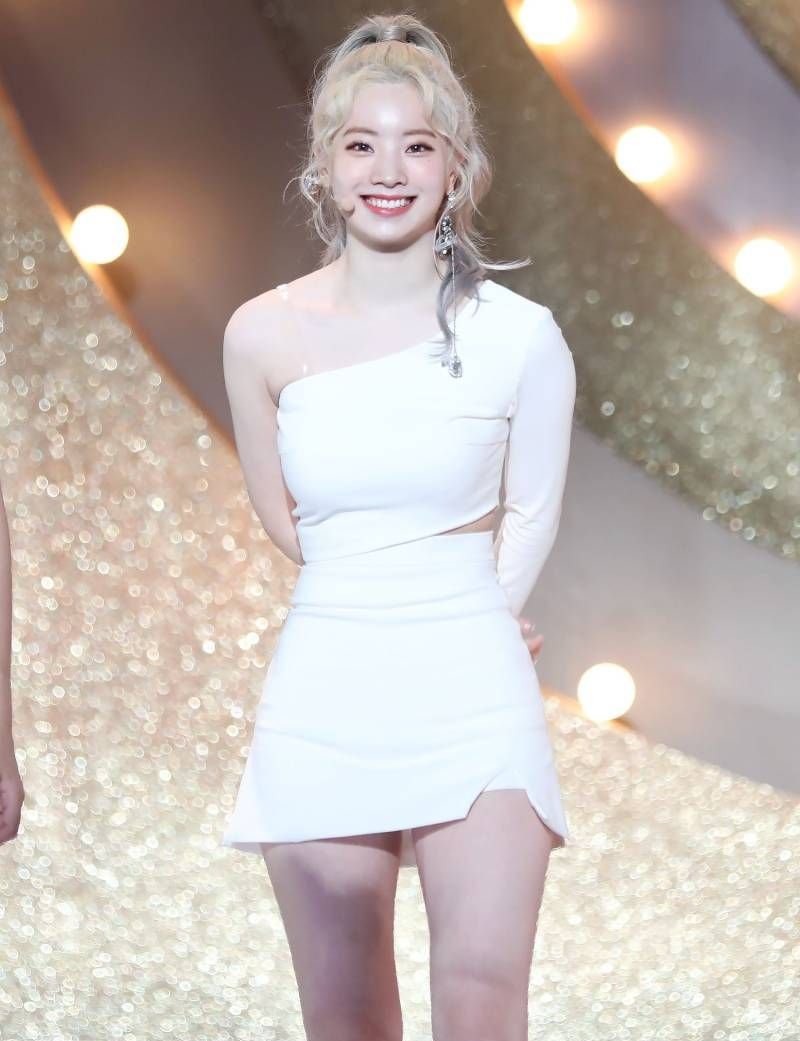 tozakista's tweet photo. dahyun's body line - a thread since y'all are sleeping on this girl https://t.co/27t7N5GByr