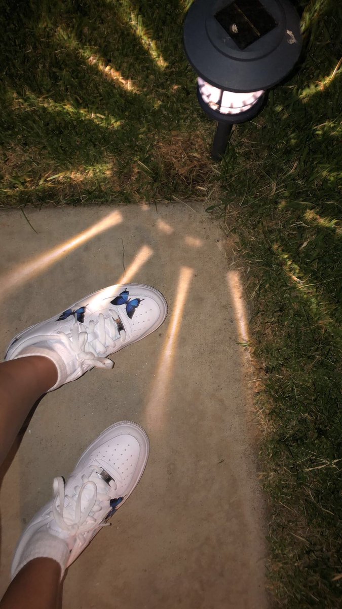 Sabrina_Eileen_'s tweet photo. Peep the new kicks 🦋 https://t.co/FgPJbC4hNk
