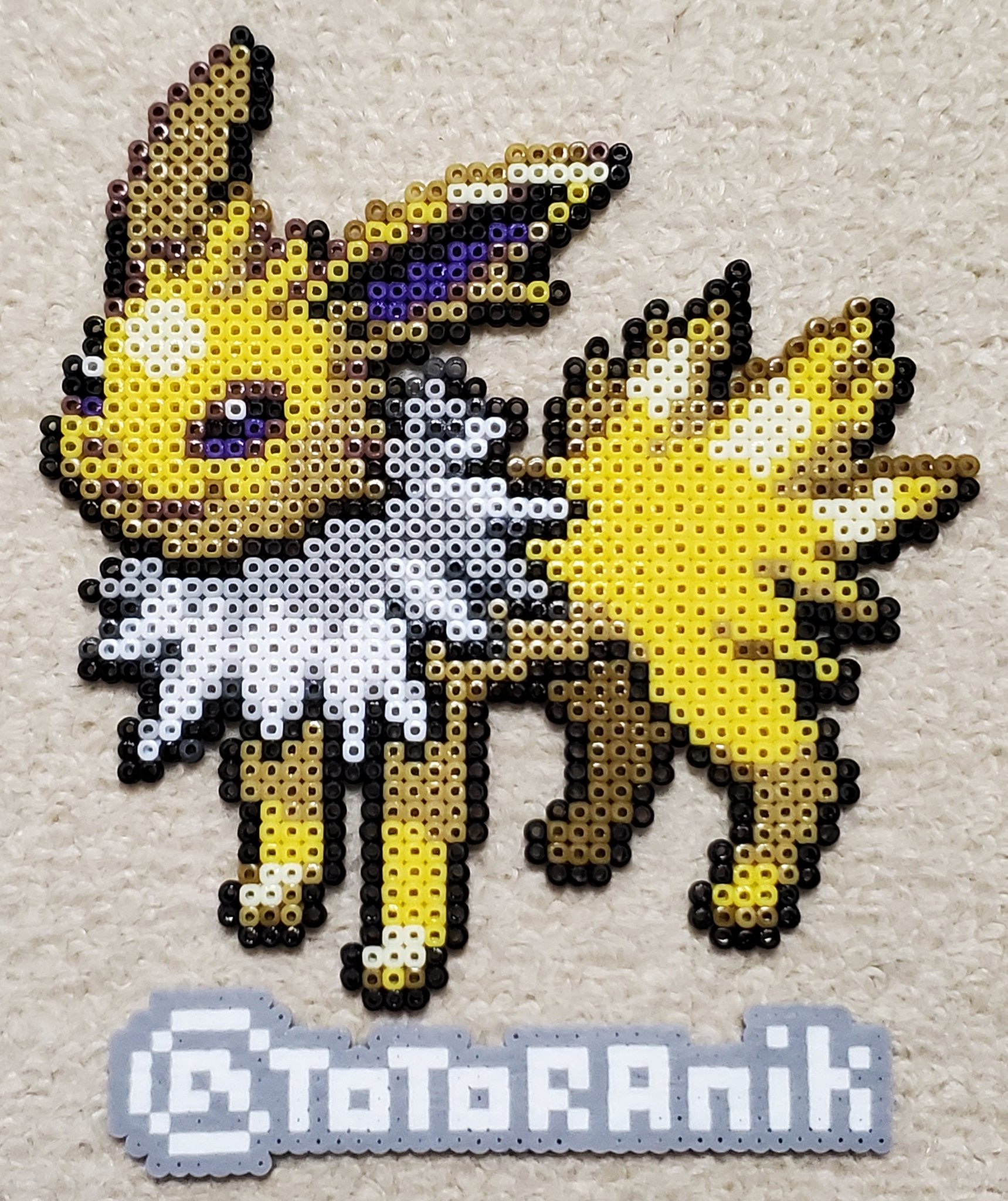 ととらに ポケモン図鑑 No 135 サンダース かんじょうが たかぶると でんきを おびて まっすぐになった たいもうを なんぼんも とばす うーん 可愛い こんな目で見られたらずっとナデナデしちゃいますね アイロンビーズ ミニ