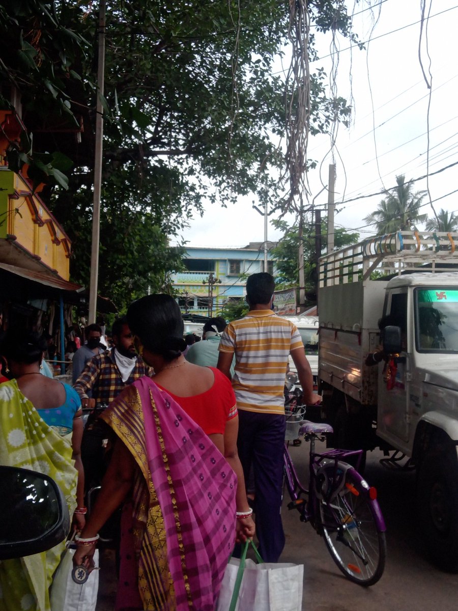 visitprofile's tweet photo. @dm_malkangiri Benefits Of Lockdown 🙂
Continues Traffic 
Daily Market , Malkangiri
i feel like it's a metro City 😊
Wao peoples, Support Like this to stop Corona spreading 🤐
#malkangiri #IndiaFightsCorona #mkg https://t.co/DBMrVgLO9I