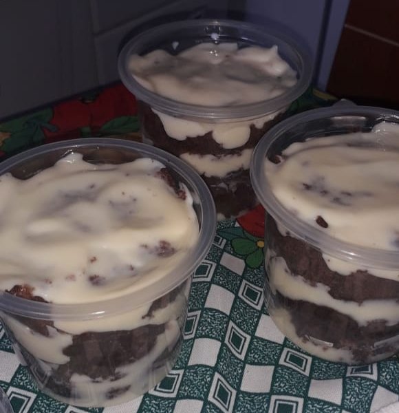 JefersonJansen3's tweet photo. A minha sogra esta vendendo deliciosos bolos no pote e também bolo inteiro, são deliciosos.
Valor: bolo de pote, 3 por R$10,00 ou 1 por R$3,50
Bolo inteiro: R$16,00
Somos de jacarepagua, entregamos grátis em todo rio das pedras.
#HitouAjudou https://t.co/qqwPBdMJEF