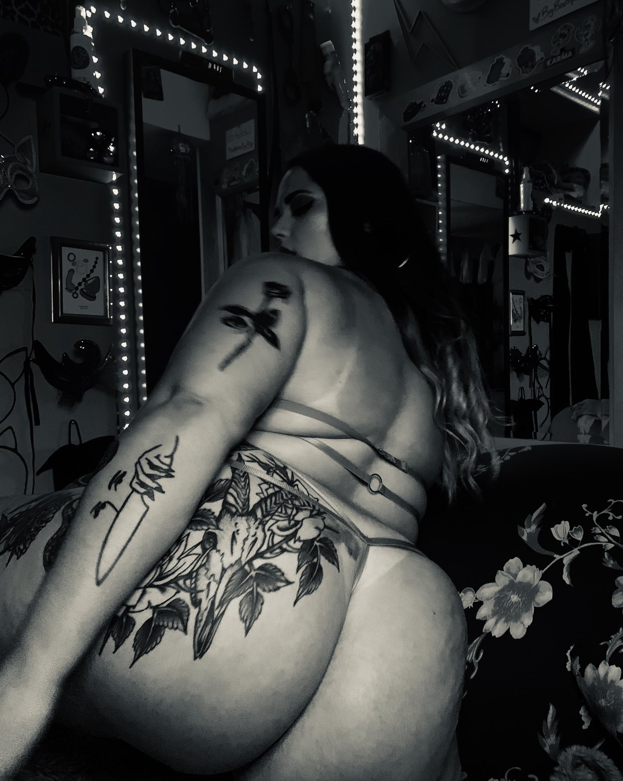1 pic. In color? Or black & white? 👀🙋🏻‍♀️ https://t.co/HL4FzjJFtq