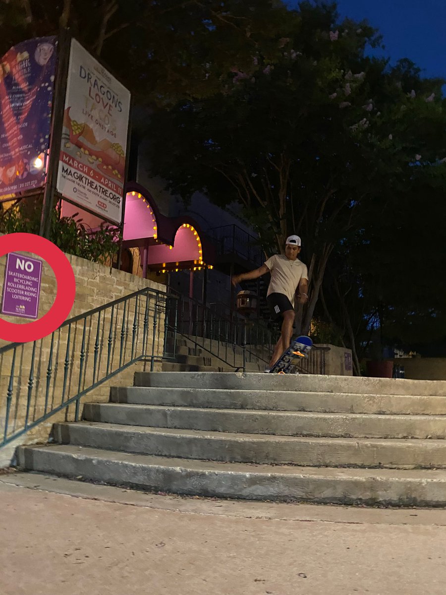 goonsquadvlogz's tweet photo. You can obviously see that goons don’t give af about signs 👀 https://t.co/uFP1UB7Tt0