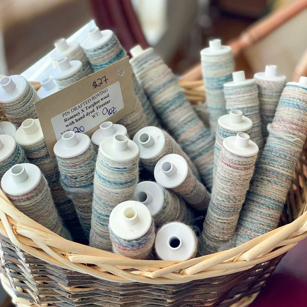 knitmoregirls's tweet photo. All the singles, Baby.
π
(Fiber: Romney X Targhee wool with hand dyed firestar from Morro Fleece Works; White bobbins are 6β plastic weaving bobbins from @schacht_spindle_company)
π
#spinnersofinstagram #strawintogold #knitmoregirlspodcast #stashdash2020 #teamcuteknitter β¦ https://t.co/Kd9bxXTqci