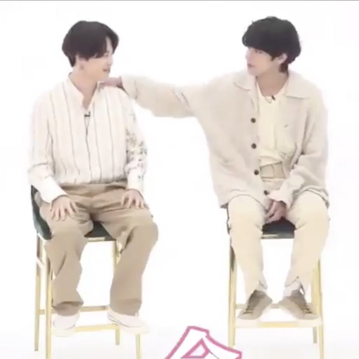 ก็ตัวเท่านี้ ตัวเท่ากัน แงงงงง นานๆทีนะ ปกติคือนั่งข้างกันทีไรเห็นแทฮยองตัวใหญ่กว่านายป้าคซักเท่านึงได้เลยอะ แง ดี ชอบ555