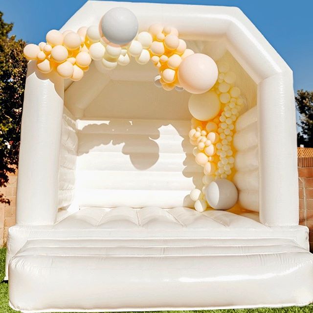 shimmerconfetti's tweet photo. Nothing says summer like balloons and bounce houses. How cool is this bounce house styled by @the.balloon.co_
.
.
.
#shimmerandconfetti #inspo #summervibes #lemonadeparty #ivory #lemons #pink #love #balloongarlanddiy #diyparty #bouncehouse #bounceparty #birthday #balloongarlands https://t.co/ayV5k2ASvZ