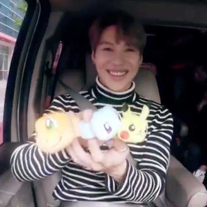 showing his fansites his car pokémon