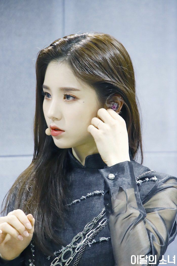 heekjin's tweet image. Dikarenakan #CCBD di @CLASSYxCLASS telah dimulai, maka saya hanya akan membalas pesan menggunakan Bahasa Indonesia yang baik dan tidak menggunakan simbol ekspresi sampai dengan jam 19:00. 

Tertanda,

Jeon Heejin