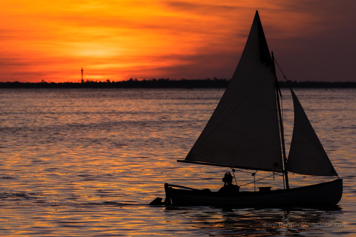 SpaceCoastChron's tweet photo. I ventured over to Floridaβs Gulf Coast to capture the sun setting precisely behind the Anclote Key Lighthouse this evening. Super stoked with the results π€
#sunset #florida #Lighthouse #anclotekey https://t.co/c5myxVfhif