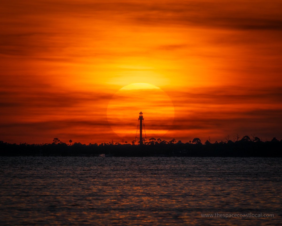 SpaceCoastChron's tweet photo. I ventured over to Floridaβs Gulf Coast to capture the sun setting precisely behind the Anclote Key Lighthouse this evening. Super stoked with the results π€
#sunset #florida #Lighthouse #anclotekey https://t.co/c5myxVfhif