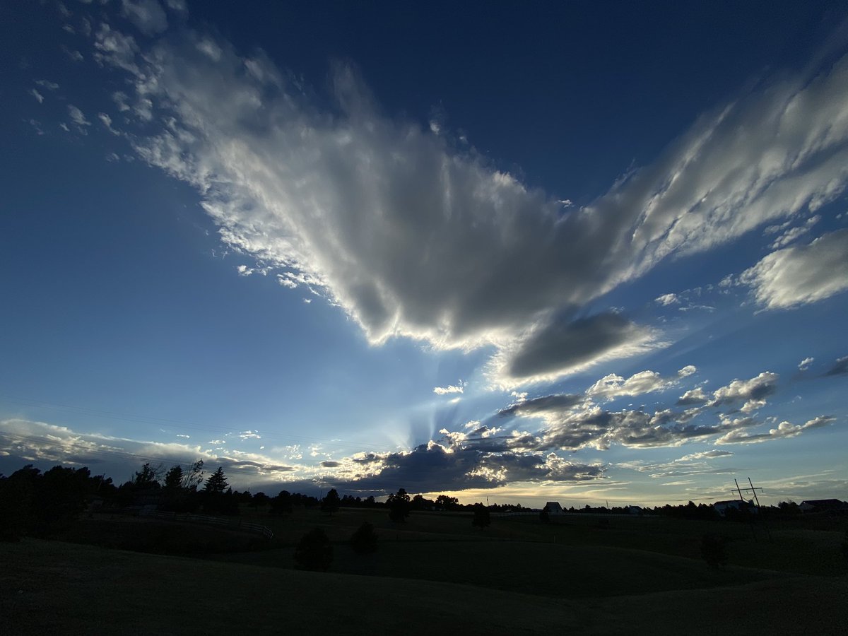 JsPTPhoto's tweet photo. #sunsets #landscapephotography #beautiful #monument #denver #ColoradoSprings @KOAA #Colorado #iPhone11Pro @AF_Academy https://t.co/GZ51IdfT7a