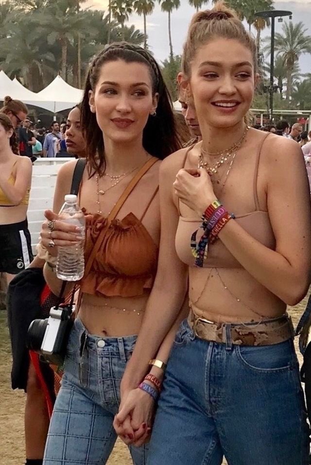 26.06.2020
#RolbandchellaXX

—Al comenzar el receso entre los bloques de conciertos Dakota se reúne con su hermana <a href="/GigiHadif/">Gini Hdd Mlk ◜9m◞</a> para pasar tiempo juntas en el festival.—