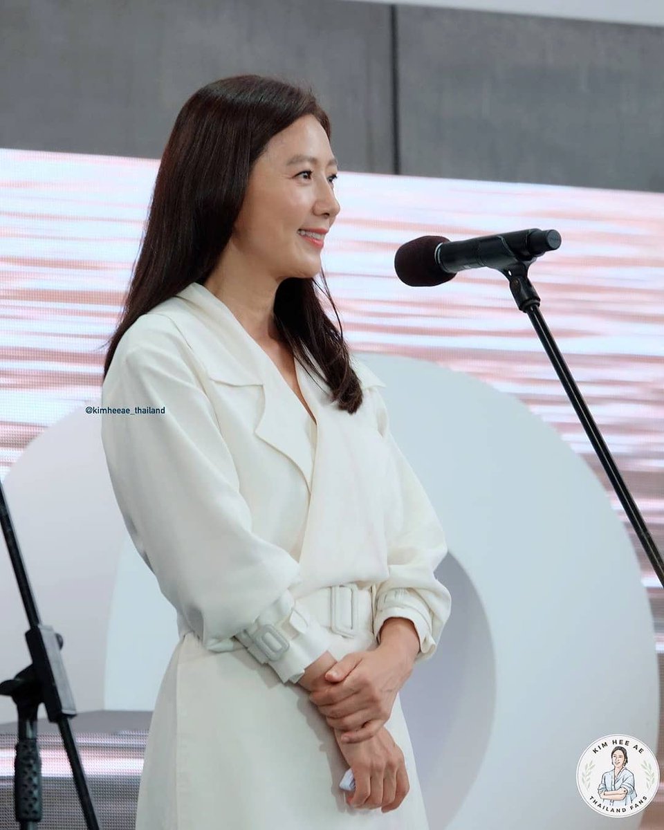Kimkaku2's tweet photo. เป็นวันจัน​ทร์ที่​สดใส♥️
#Repost @kimheeae_thailand 
#김희애 #kimheeae #kimheeaethailand #biff2019 #busaninternationalfilmfestival https://t.co/SMXuy0xMSS