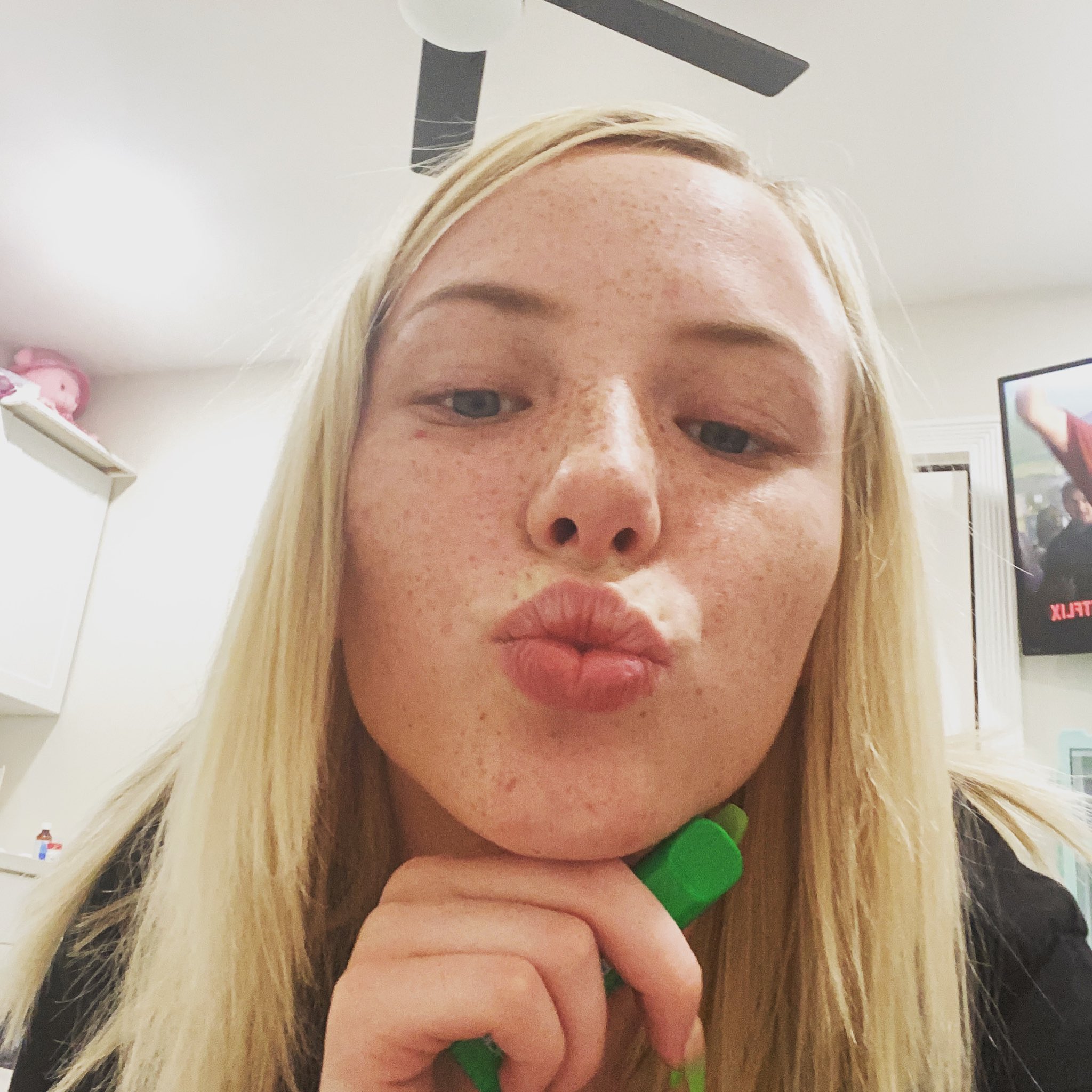 😈Dixie Lynn🦋💦 on X: 😂I stay way too stoned. I'm just goofy🤪😘  t.codckkugmAWN  X