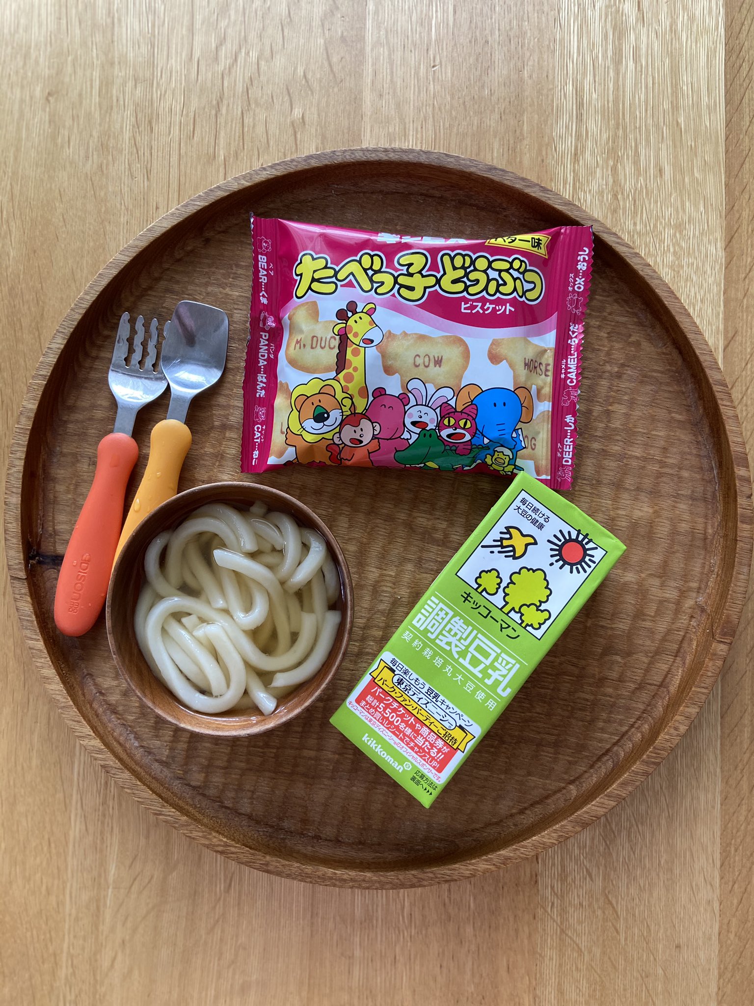 本田 よう一 3歳育児中 息子さんお昼ごはん だし煮込みうどん 豆乳 ビスケット うどんは小さなお碗で完食を目指すも 3杯おかわり ビスケットも豆乳もしっかり完食 追加でぶどうも食べます 元気 よかったよかった 優先順位は合ってる様子 昼食