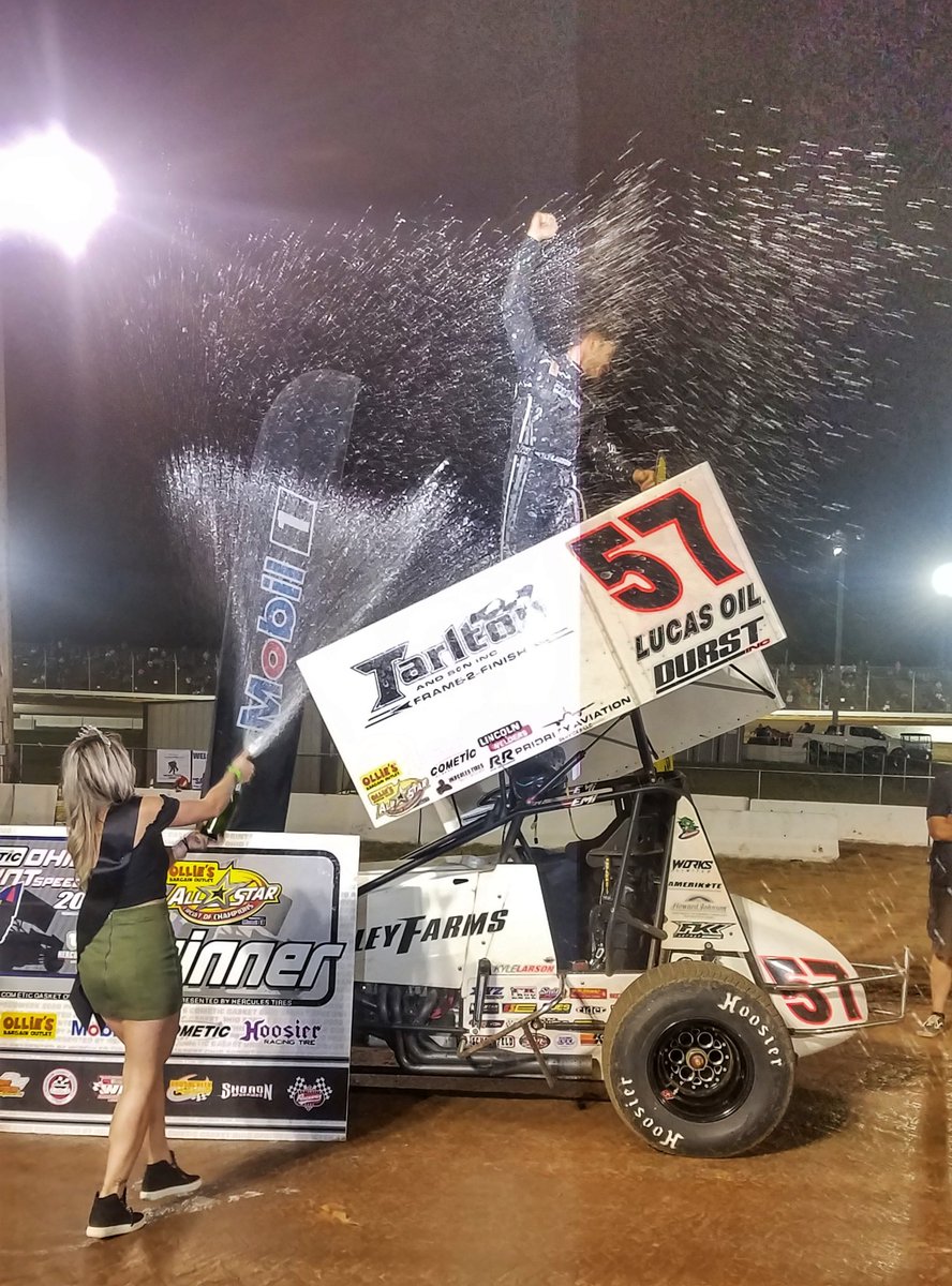 Kyle Larson has returned to victory lane against the @ASCoC <a href="/SharonSpdwy/">Sharon Speedway</a>!