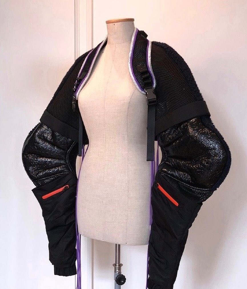 chaelinlatino's tweet photo. Actualización instagram   @windowsen 12.07 • Queen @chaelincl con #windowsen Chaqueta deportiva negra 
.
.
.
.
.
#CL #씨엘 #이채린 #chaerinlee #baddestfemale #Chaelin #chaelincl #2ne1 #kpop #bias #clqueen #gzb https://t.co/7aGXJoYMVQ