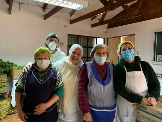 CampamentoElBo2's tweet photo. Gracias a todos las personas que nos colaboran para seguir ayudando a nuestros vecinos 
Gracias a la fundación amar das 
Que desde santiago nos vinieron a visitar a Machali aportando para  nuestra olla común 
POR UN BIEN COMÚN TRABAJANDO EN LA OLLA COMÚN https://t.co/33TPLDP0xf