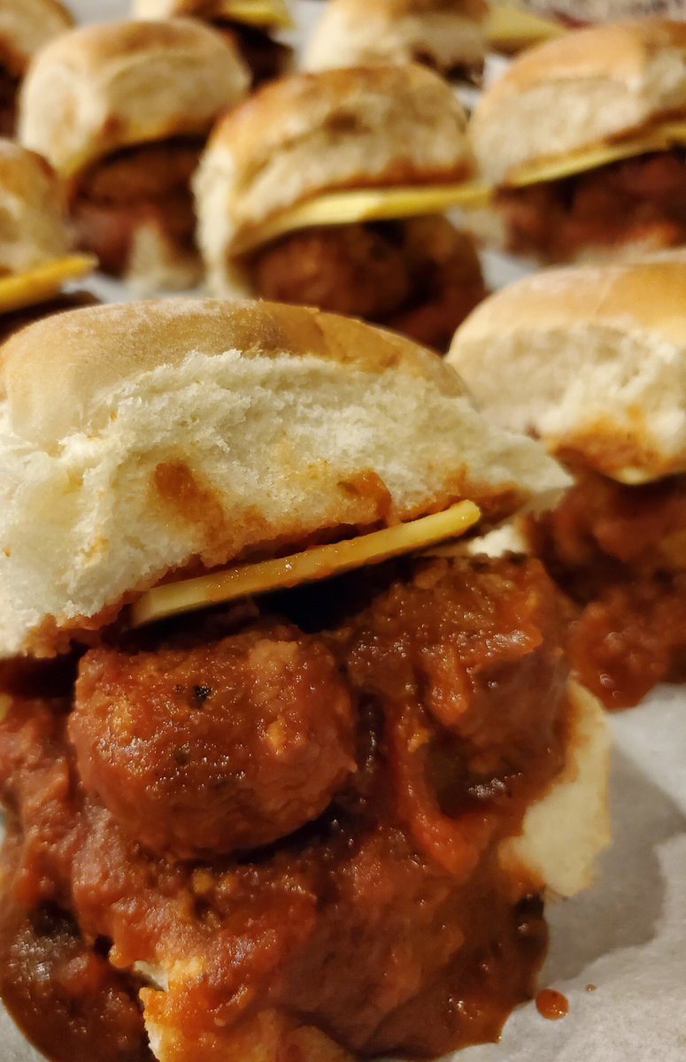 LifeIsGreen__'s tweet photo. #Meatless meatball sliders 🍔 w/ @WholeFoods 365 meatballs + @MiyokosCreamery #dairyfree cheese 🐮💛 #meatlessmeals #meatlessmonday #whatveganseat #veganfood #plantbased #wholefoods #miyokos https://t.co/rwNZLnO9kX