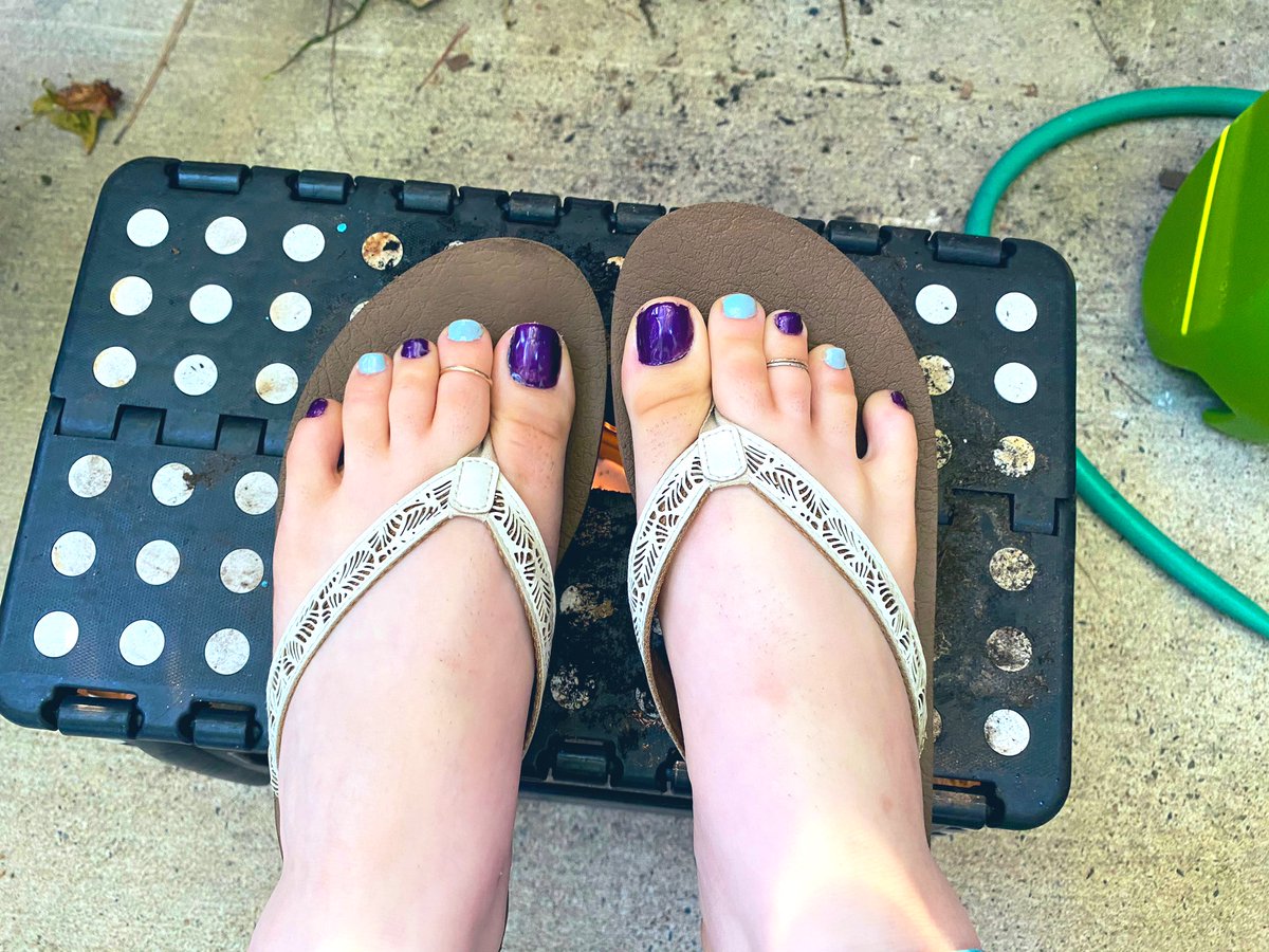 prncsspoison13's tweet photo. I’m loving my new pedi! It’s so fun! https://t.co/QCSJCO87P8